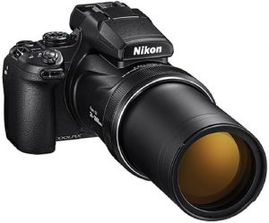 Long-zoom compact imaging gifts Nikon-Coolpix-P1000-zoom-out